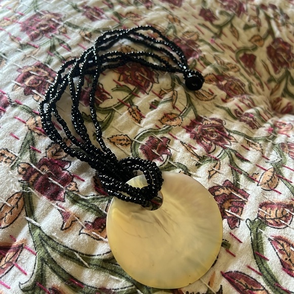 Black seed bead & shell necklace - Picture 4 of 4